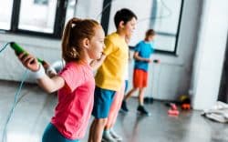Bambini che si allenano con la corda per saltare