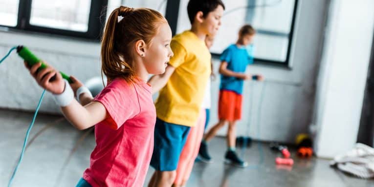 Bambini che si allenano con la corda per saltare
