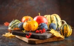 Mix di frutta autunnale su tagliere