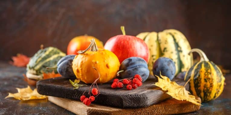 Mix di frutta autunnale su tagliere