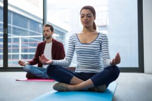 Lo yoga contro lo stress: le posizioni per calmare la mente
